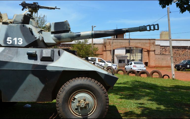 Un tanque policial resguarda la entrada principal de la cárcel de Pedro Juan Caballero.  AP/M. Candia