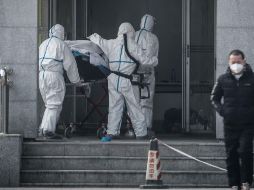 Personal médico traslada a un paciente al hospital Jinyintan, donde se atiende a los infectados con la nueva cepa de coronavirus, en Wuhan. AFP