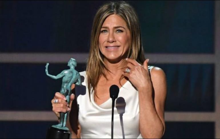 Una emocionada Jennifer Aniston subió a recoger su premio por su actuación en la serie de Apple TV The Morning Show. AFP