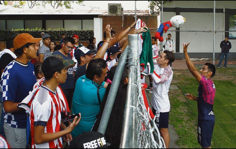Queridos. Los jugadores rojiblancos se dieron tiempo para atender a sus seguidores. EL INFORMADOR • A. CAMACHO