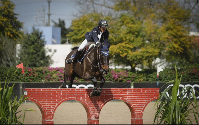 Triunfador. Juan Carlos Martín del Campo se llevó el Gran Premio con obstáculos a 1.50 metros de altura al hacer binomio con “Paddington 92”, en el cierre de la primera semana de la Triple Copa Scappino. El Informador • F. Atilano