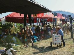 Campamentos. Los migrantes esperan en los alrededores de Tecún Umán, municipio de Guatemala, para intentar cruzar la frontera mexicana.   EFE