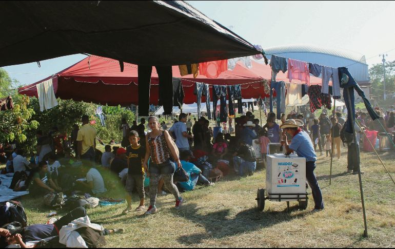 Campamentos. Los migrantes esperan en los alrededores de Tecún Umán, municipio de Guatemala, para intentar cruzar la frontera mexicana.   EFE