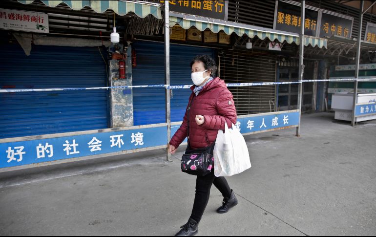 El mercado de mariscos que se cree que es el centro del brote en la ciudad de Wuhan permanece cerrado. EFE
