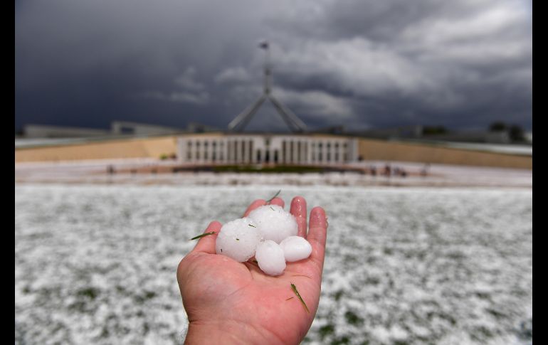 El pasto en el edicio del Parlamento se cubrió de blanco. EFE/EPA/M. Tsikas