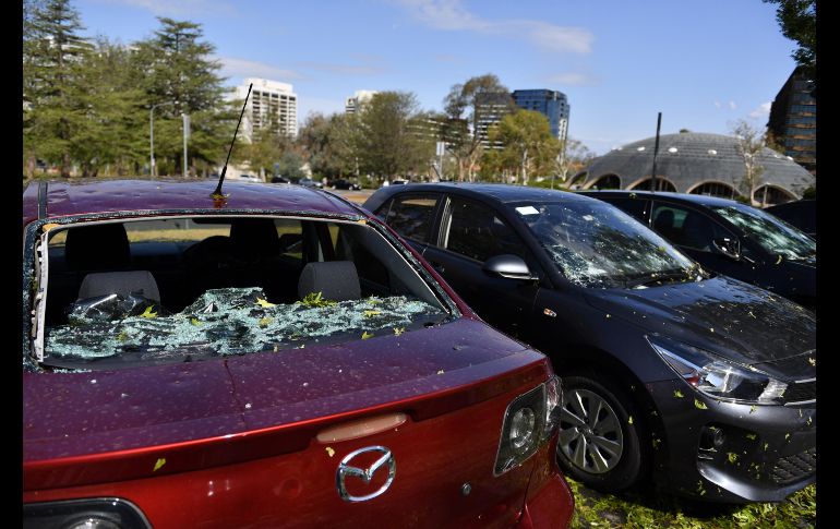 Autos dañados por el impacto del granizo. EFE/EPA/M. Tsikas