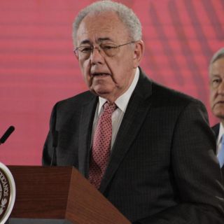 Jiménez Espriú se anota con dos billetes para rifa de avión