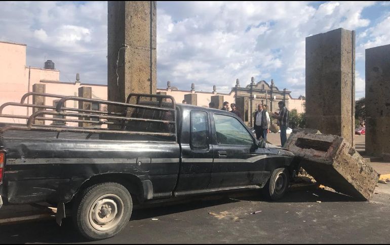 Una parte de una calumna quedó sobre el vehículo. ESPECIAL