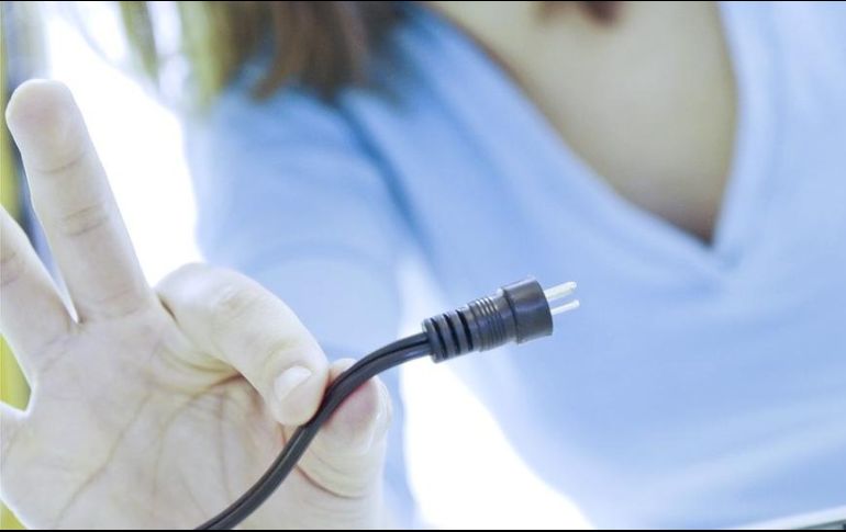 El hombre le pedía a las mujeres que se pegaran cables con electricidad a sus cuerpos. GETTY IMAGES