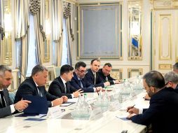 Mohammad Eslami (segundo a la derecha) fue recibido por una comitiva encabezada por le presidente ucraniano Volodymyr Zelensky (tercero a la izquierda). AFP/Prensa de la Presidencia Ucraniana