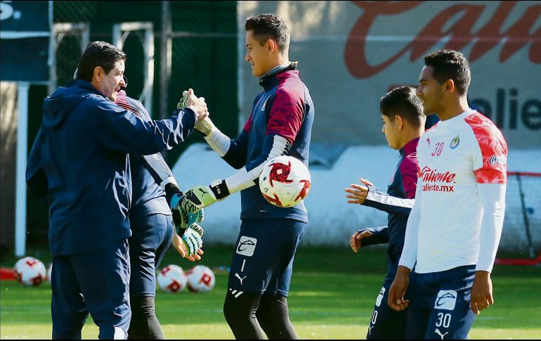 Lo felicitan. Toda la plantilla del Rebaño consintió al estratega Luis Fernando Tena, quien ayer cumplió años y celebró con sus dirigidos.  TWITTER/@chivas