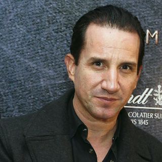 Plutarco Haza se pone bilingüe