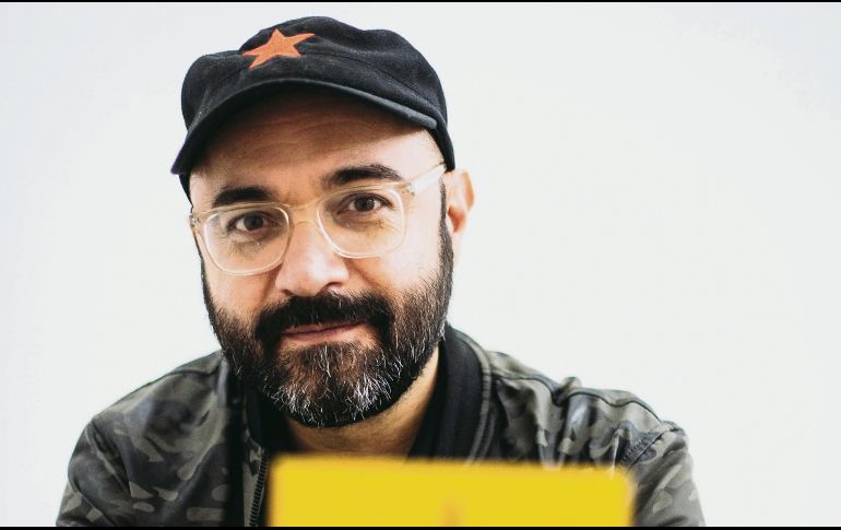 Bernardo Esquinca. El escritor mexicano posa con la más reciente edición de “Los niños de paja”. EL INFORMADOR/G. Gallo