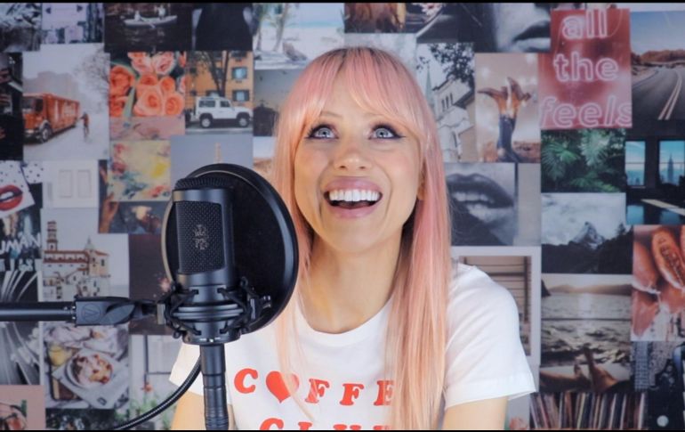 Holly se ha dado a conocer por sus lecciones de inglés y consejos de vida. FACEBOOK/yosoyholly