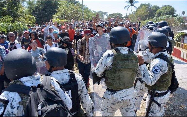 Elementos de la Guardia Nacional repliegan a migrantes que intentan cruzar a través del río Suchiate. SUN