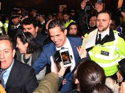 Guaidó acudió a un restaurante en el este de Londres para dar un discurso ante cerca de un centenar de venezolanos. EFE/EPA/F. Arrizabalaga