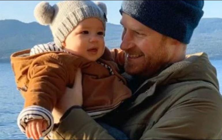 Se cree que esta fotografía de Harry y Archie fue tomada en la isla de Vancouver. PA MEDIA