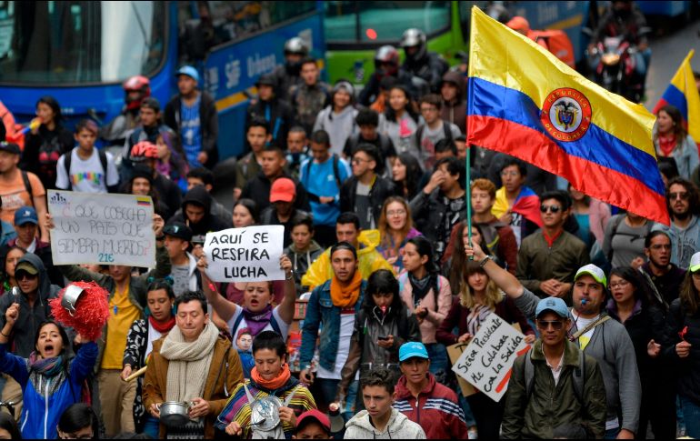 La policía enfrentó con gases lacrimógenos, granadas aturdidoras y chorros de agua a manifestantes encapuchados. AFP/R. Arboleda