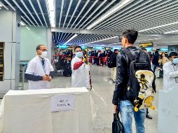 Varios aeropuertos han comenzado a inspeccionar a los pasajeros de vuelos provenientes de Wuhan. AFP/Ministry of Civil Aviation