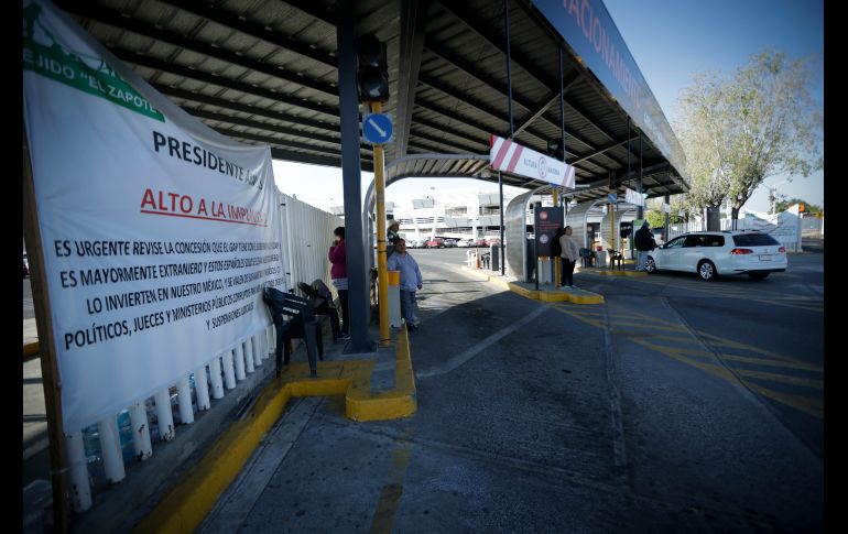 Los ejidatarios, quienes tomaron el Aeropuerto desde hace dos meses, piden cooperación voluntaria para ingresar. EL INFORMADOR / F. Atilano
