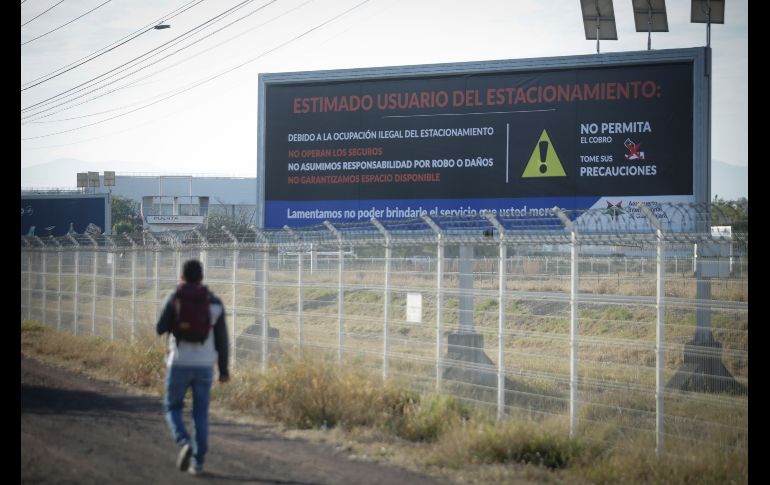Los ejidatarios, quienes tomaron el Aeropuerto desde hace dos meses, piden cooperación voluntaria para ingresar. EL INFORMADOR / F. Atilano