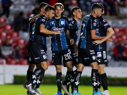 Enrique Tiverio festeja con sus compañeros el primer gol del partido. IMAGO7/V. Pichardo