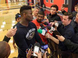 Rodeado. El joven sensación regresa a las duelas. AP