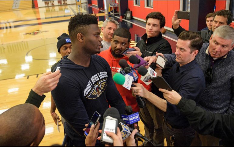 Rodeado. El joven sensación regresa a las duelas. AP