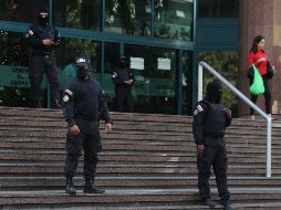 Agentes del Servicio Bolivariano se encuentran en el edificio donde están las oficinas de Guaidó e impiden el ingreso. EFE / M. Gutiérrez