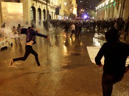Las fuerzas de seguridad intentan contener las manifestaciones, las cuales ya lograron ingresar al cuadro principal de Beirut. AP/B. Hussein