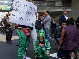 Los manifestantes advierten que si no los atiende personal de la Secretaría de Gobernación no se irán del Aeropuerto. NTX/J. Carrasco