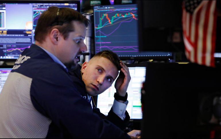 Los mercados se replegaron de los récords el martes cuando los inversores se alarmaron por el coronavirus, aunque los temores comenzaron a disiparse. AP/R. Drew