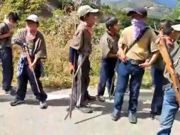 En las grabaciones, se ve a los niños cumpliendo con distintas posiciones de disparo, y con parte de sus rostros cubiertos por paliacates. TWITTER/@rthur013