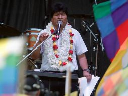 El ex presidente de Bolivia, Evo Morales, habla ante miles de personas en los festejos del Día Plurinacional de Bolivia en el estadio del Club Deportivo Español, en Buenos Aires. EFE/J. Roncoroni