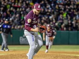 Manny Barreda lanzó cinco entradas y dos tercios para anotarse la victoria. FACEBOOK/clubtomateros