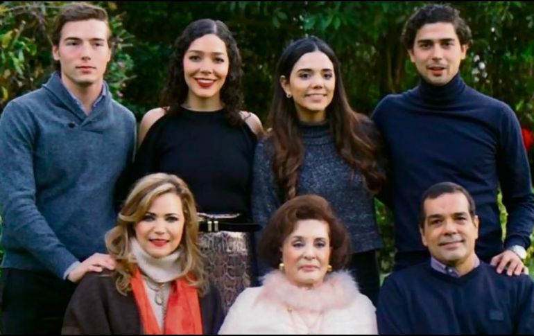 Helvia en la ribera del lago con hijos y nietos.