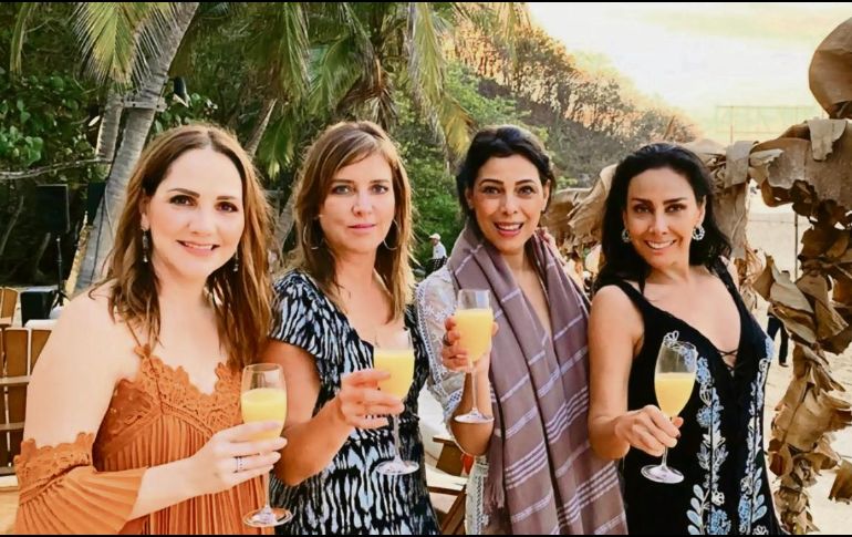 Diana y María Laura con dos amigas en Huatulco.