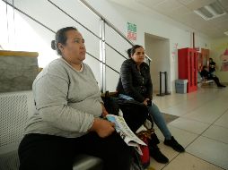 Ana Delia (izquierda) acompañó a su nuera a “El Hospitalito”, donde les cobraron la atención. EL INFORMADOR/F. Atilano