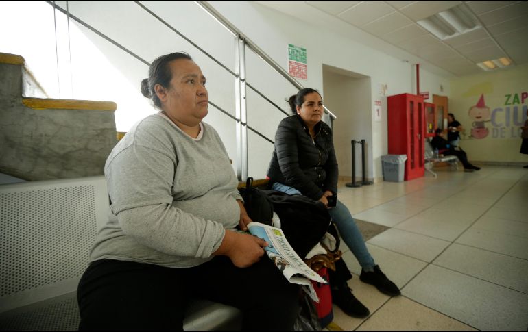 Ana Delia (izquierda) acompañó a su nuera a “El Hospitalito”, donde les cobraron la atención. EL INFORMADOR/F. Atilano