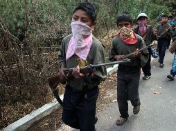 Ayer, 19 niños fueron presentados como policías comunitarios en el municipio de Chilapa de Álvarez, Guerrero, con el fin de ayudar a combatir a los grupos violentos que azotan a su comunidad y a la región. EFE / J. de la Cruz