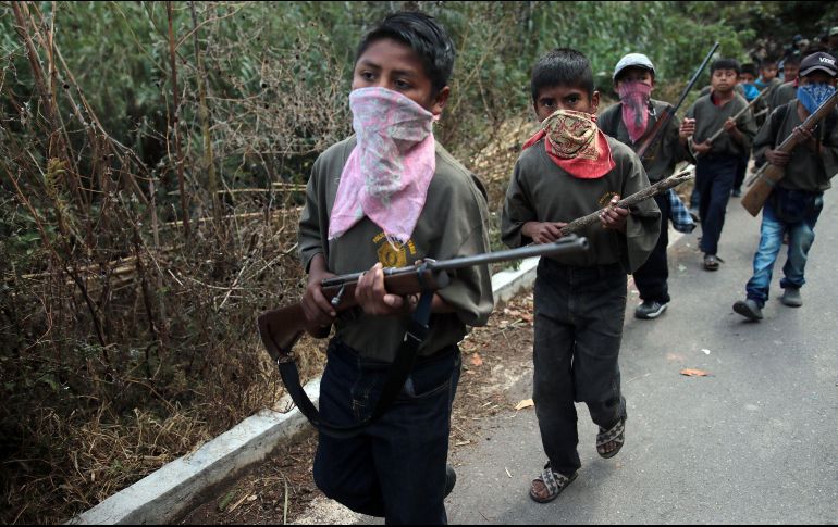 Ayer, 19 niños fueron presentados como policías comunitarios en el municipio de Chilapa de Álvarez, Guerrero, con el fin de ayudar a combatir a los grupos violentos que azotan a su comunidad y a la región. EFE / J. de la Cruz