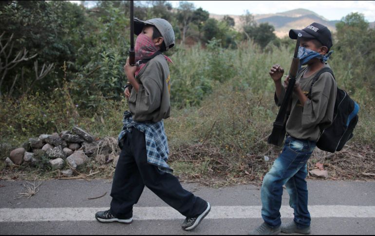 Vista general de un grupo de menores que fue presentado este miércoles, por la CRAC-PF en la localidad de Chilapa de Álvarez. EFE/J. de la Cruz