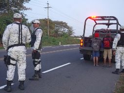 Miembros de la Guardia Nacional realizan operativos este miércoles para detener a migrantes en la ciudad de Tapachula, Chiapas. EFE/J. Blanco
