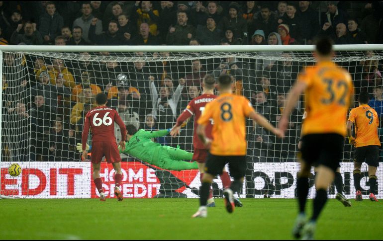 Raúl Jiménez y el español Adama Traoré arrancaron desde el medio campo y con un centro medido del ibérico para el mexicano, quien con un cabezazo puso el 1-1 provisional al 51´. EFE / P. Powell