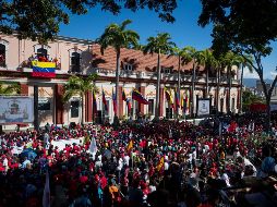 El presidente de Venezuela, Nicolás Maduro, habla ante cientos de seguidores durante un acto público en Caracas. EFE/M. Gutiérrez