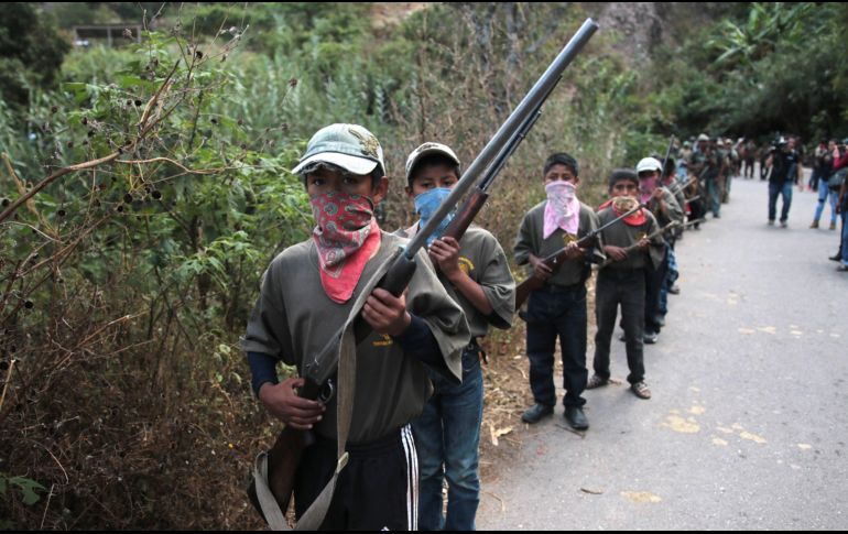 Autoridades de Chilapa presentaron a 19 menores de entre 6 y 15 años de edad (la mayoría huérfanos) como policías comunitarios. EFE/J. Luis