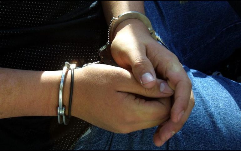 Los policías someten al sujeto y lo detienen, además de que se asegura la mercancía. EL INFORMADOR / ARCHIVO