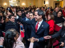 Juan Guaidó (c) a su llegada a la Casa de Amérca Latina en París para dar una conferencia de prensa. EFE/EPA/C. Petit Tesson