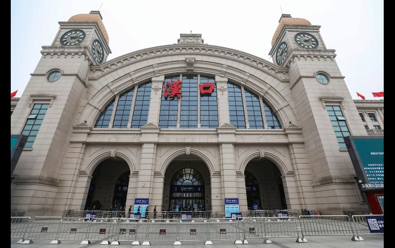 Desde el jueves, que comenzó la cuarentena en Wuhan, la estación de trenes tiene las puertas cerradas. AP/Chinatopix