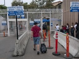 Policías de Tijuana, así como bomberos y paramédicos, acudieron al Puente México tras recibir el reporte. NTX/ARCHIVO